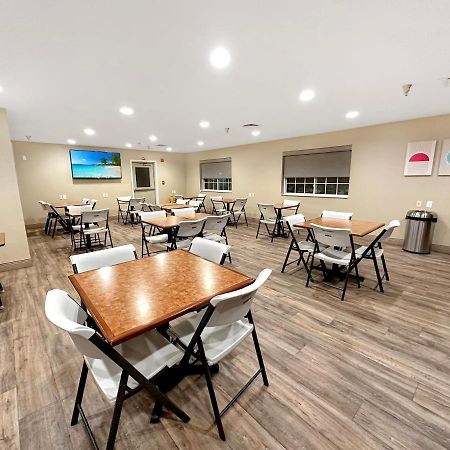 Estherville Hotel & Suites Εξωτερικό φωτογραφία