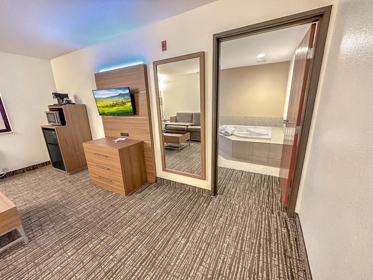 Estherville Hotel & Suites Εξωτερικό φωτογραφία