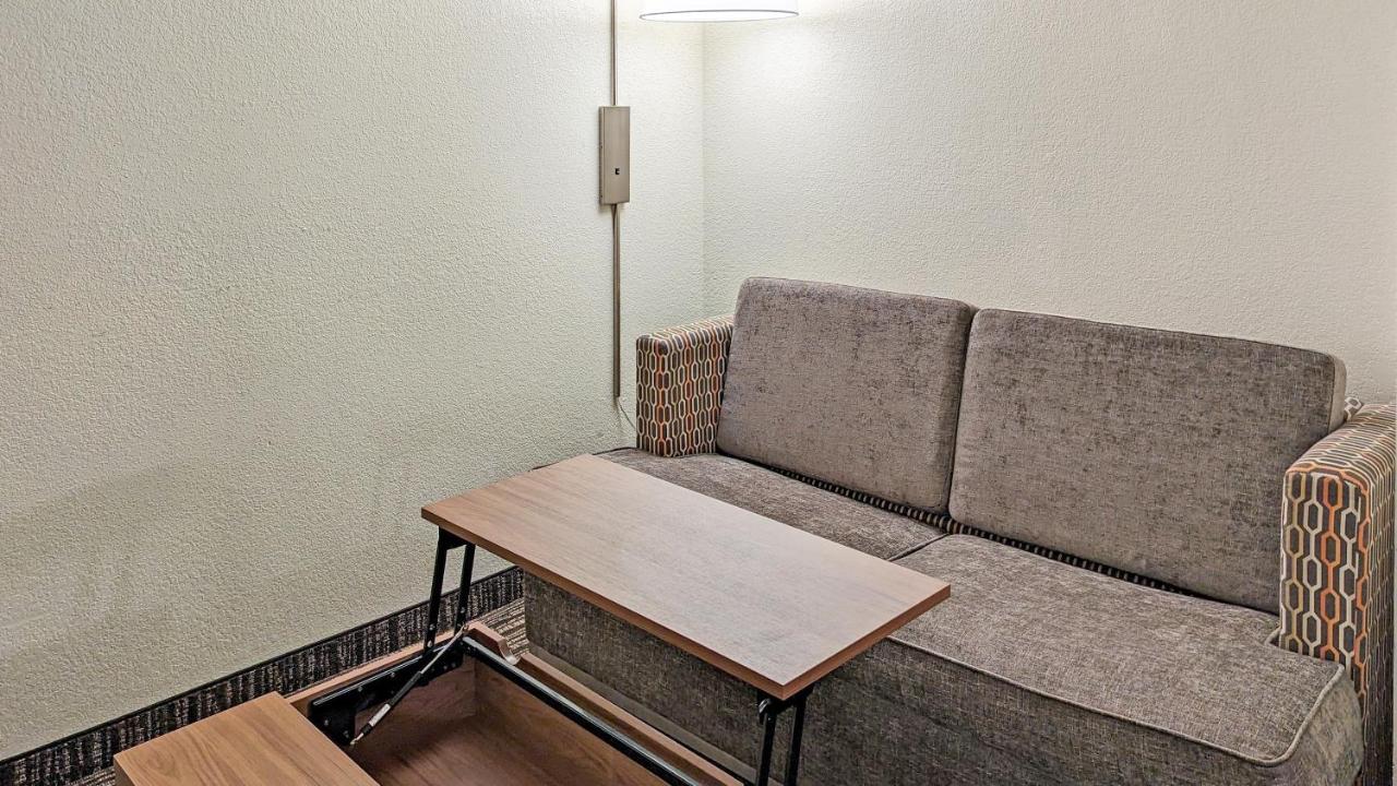 Estherville Hotel & Suites Εξωτερικό φωτογραφία