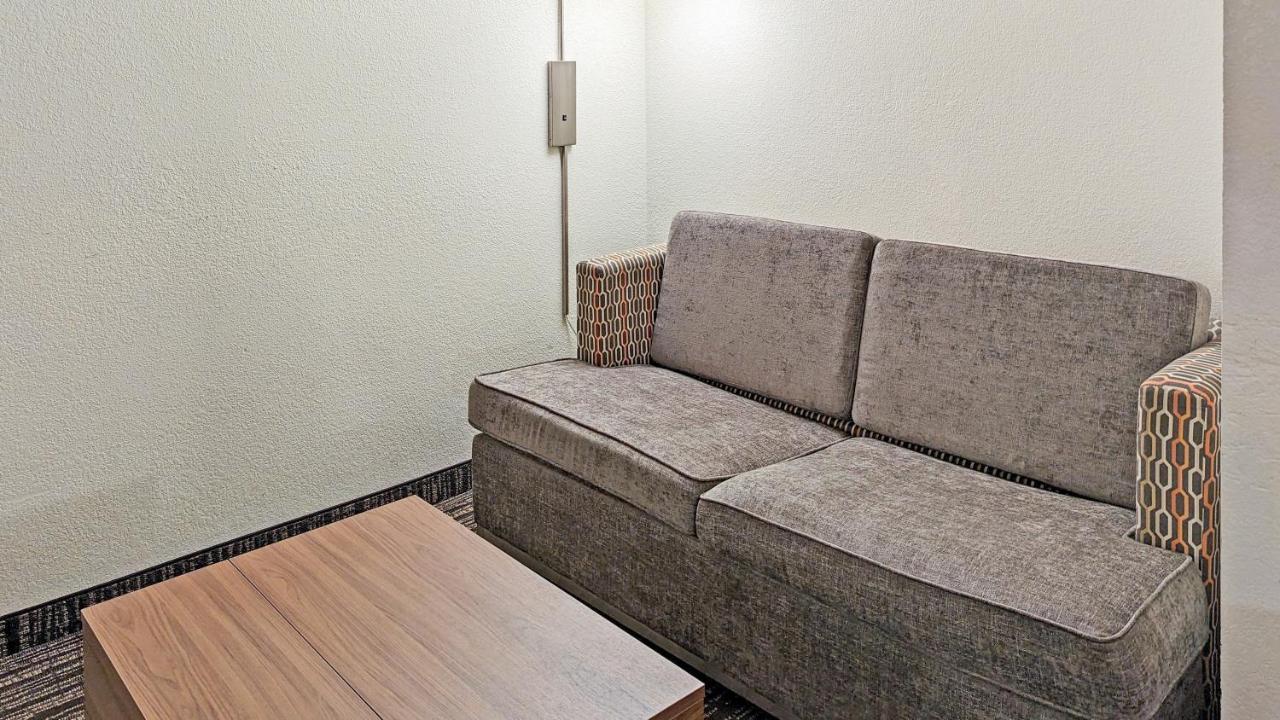 Estherville Hotel & Suites Εξωτερικό φωτογραφία