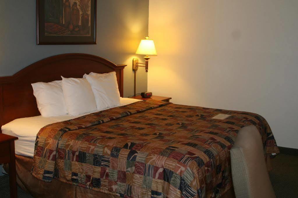 Estherville Hotel & Suites Εξωτερικό φωτογραφία